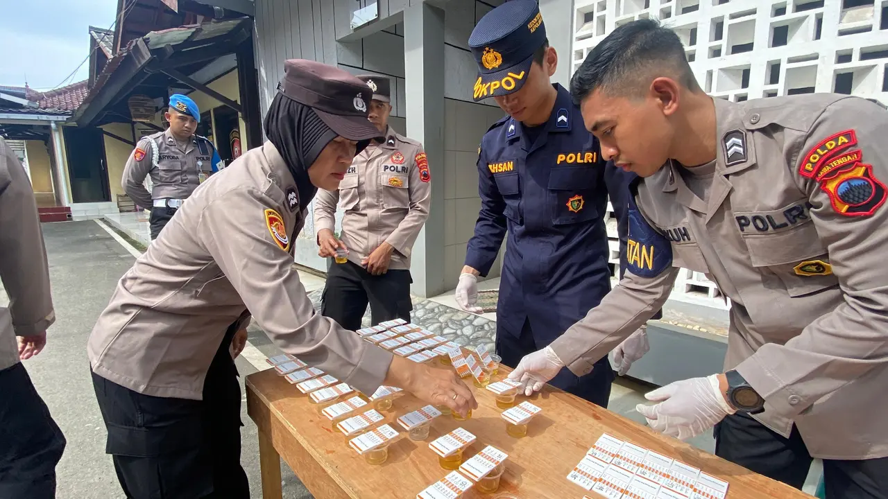 Personel Polres Pemalang jalani tes urine. (Foto: Liputan6.com/Humas Polres Pemalang)