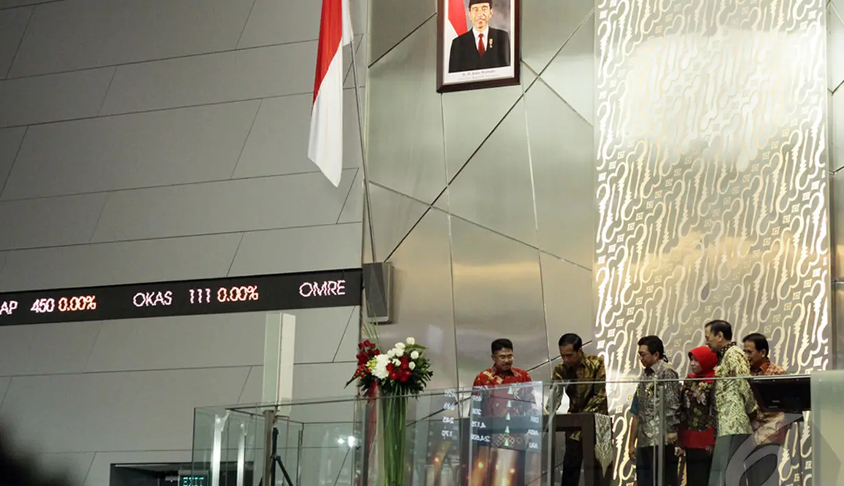 Presiden Jokowi didampingi sejumlah pejabat negara seperti Agus Martowardojo dan Muliaman Hadad menandatangani peresmian sektor perdagangan saham di Gedung Bursa Efek Jakarta, Jumat (2/1/2014).(Liputan6.com/Faizal Fanani)