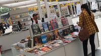 Pengunjung melihat buku-buku pada pameran Jakarta International Literary Festival (JILF) 2019 di Taman Ismail Marzuki, Kamis (22/8/2019). JILF 2019 berlangsung hingga 24 Agustus, menampilkan karya 60 penulis dan pelaku sastra dari dalam dan luar negeri. (Liputan6.com/Helmi Fithriansyah)