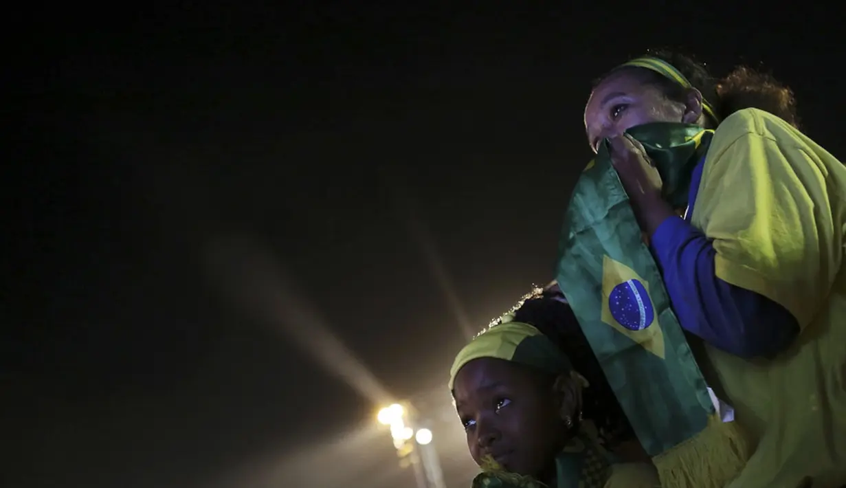 Ekspresi suporter Brasil saat menyaksikan kekalahan Oscar dkk 0-3 dari Belanda di laga perebutan tempat ketiga di Stadion Nasional Brasilia, (13/7/2014). (REUTERS/Nacho Doce)