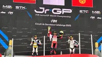 Pembalap binaan Astra Honda Motor M. Kiandra Ramadhipa (tengah) berhasil meraih podium pertama pada ajang FIM JuniorGP Barcelona yang diselenggarakan di Circuit de Barcelona-Catalunya, Spanyol (2/11). (PT Astra Honda Motor)