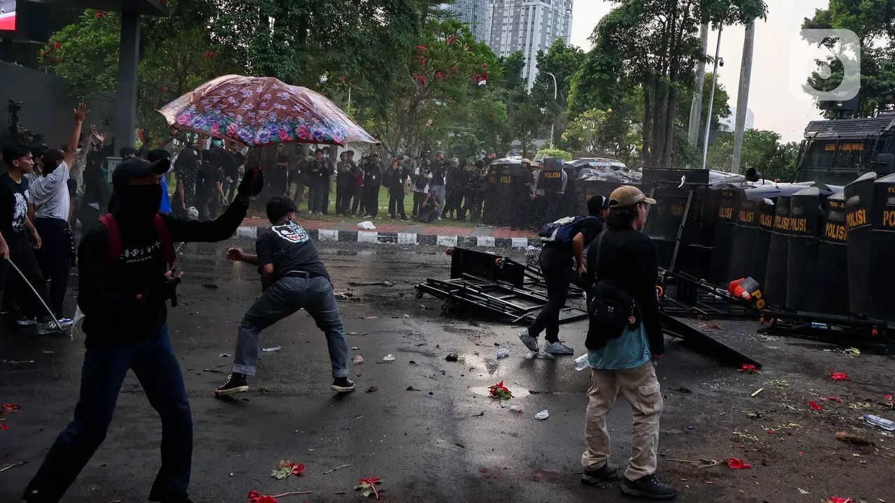 Massa Demo Tolak Revisi UU Pilkada Juga Jebol Gerbang Pancasila