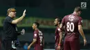 Pelatih PSM Makassar, Rene Albert (kiri) memberi arahan pada Willem Jan Plum saat laga melawan Bhayangkara FC pada lanjutan Liga 1 Indonesia di Stadion Patriot Candrabhaga, Bekasi, Kamis (19/10). PSM Makassar unggul 2-0. (Liputan6.com/Helmi Fithriansyah)