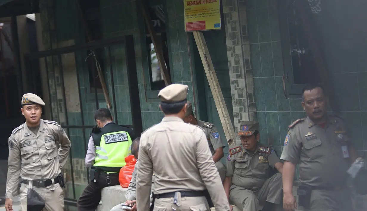Suasana di sekitar tempat ibadah jemaah Ahmadiyah yang disegel di Sawangan, Depok, Jumat (24/2). Beredar kabar melalui pesan berantai bahwa tempat ibadah tersebut akan ditutup paksa. (Liputan6.com/Immanuel Antonius)