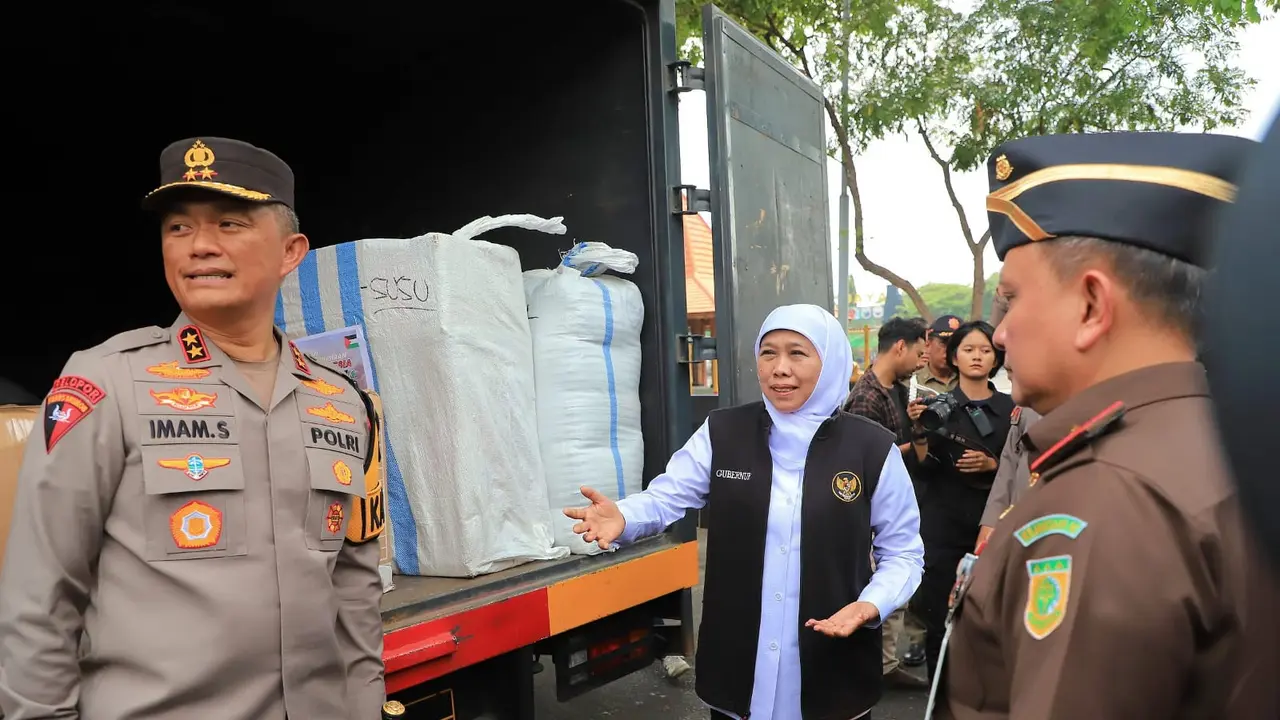 Khofifah melepaskan bantuan warga Jatim untuk Palestina. (Istimewa)