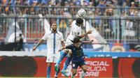 Gelandang PSIS Semarang, Jonathan Cantillana, berduel dengan gelandang Arema FC, Gian Zola Nugraha, dalam laga leg kedua semifinal Piala Presiden 2022 di Stadion Kanjuruhan, Malang, Jawa Timur pada Senin (11/7/2022). (Dok. PSIS Semarang)