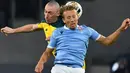 Gelandang Celtic, Scott Brown menyundul bola saat berebut dengan pemain Lazio Lucas Leiva pada matchday keempat Grup E Liga Europa 2019 di Stadion Olympico, Kamis (7/11/2019). Celtic mengalahkan Lazio 2-1 untuk kemudian melaju ke babak 32 besar. (Tiziana FABI / AFP)