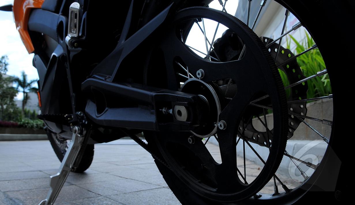 Penampakan roda belakang Zero DS, Jakarta, Selasa (17/3/2015). Keberadaan Zero akan menjadi alternatif bagi penggemar roda dua. (Liputan6.com/Faisal R Syam)