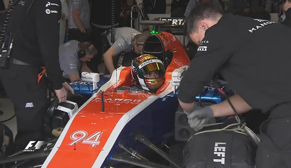 Pebalap Manor Racing, Pascal Wehrlein saat berada di pit stop saat mengikuti kualifikasi GP Australia di Sirkuit Albert Park, Melbourne, Sabtu (19/3/2016). Pascal menorehkan catatan waktu 1 menit 29,642 detik. (Twitter/@F1)