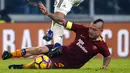 Pemain AS Roma, Radja Nainggolan, berjibaku merebut bola dari kaki pemain Juvemtus, Sami Khedira, dalam laga pekan ke-17 Serie A 2016-2017 di Juventus Stadium, Sabtu (17/12/2016) waktu setempat. (AFP/Marco Bertorello)