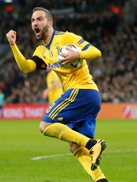 Striker Juventus Gonzalo Higuain melakukan selebrasi usai mencetak gol saat melawan Tottenham Hotspur dalam pertandingan Liga Champions leg kedua di Stadion Wembley, London (7/3). (AP Photo / Frank Augstein)