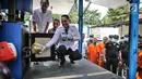 Kepala BNN Komjen Pol Budi Waseso memegang barang bukti sabu saat pemusnahan di Jakarta, Kamis (14/9). BNN memusnahkan 39,96 kilogram sabu hasil dari penangkapan jaringan internasional sindikat narkotika Aceh - Malaysia. (Liputan6.com/Faizal Fanani)