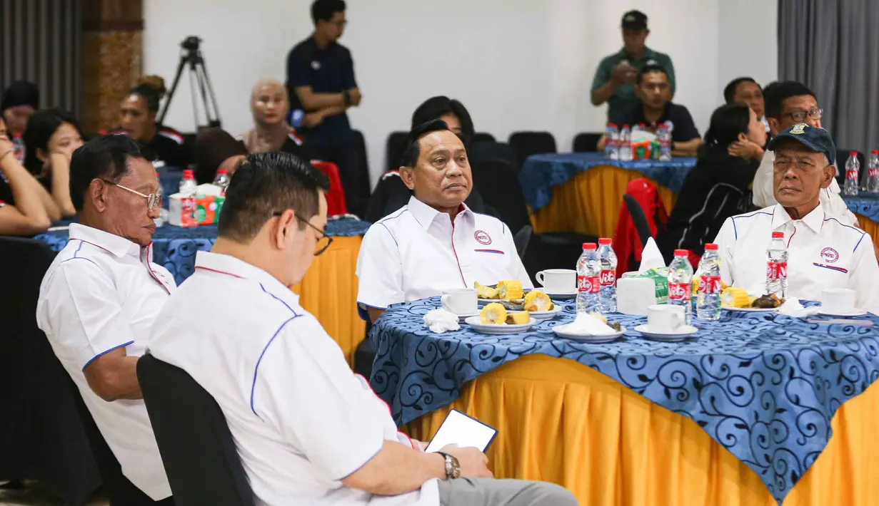 Ketua Umum Pengurus Pusat Persatuan Bola Voli Seluruh Indonesia (PP PBVSI), Imam Sudjarwo (ketiga kiri) saat menghadiri upacara pelepasan Timnas voli putri Indonesia di Padepokan Voli Jenderal Polisi Kunarto, Sentul, Jawa Barat, Selasa (2/6/2026). (Bola.com/Abdul Aziz)
