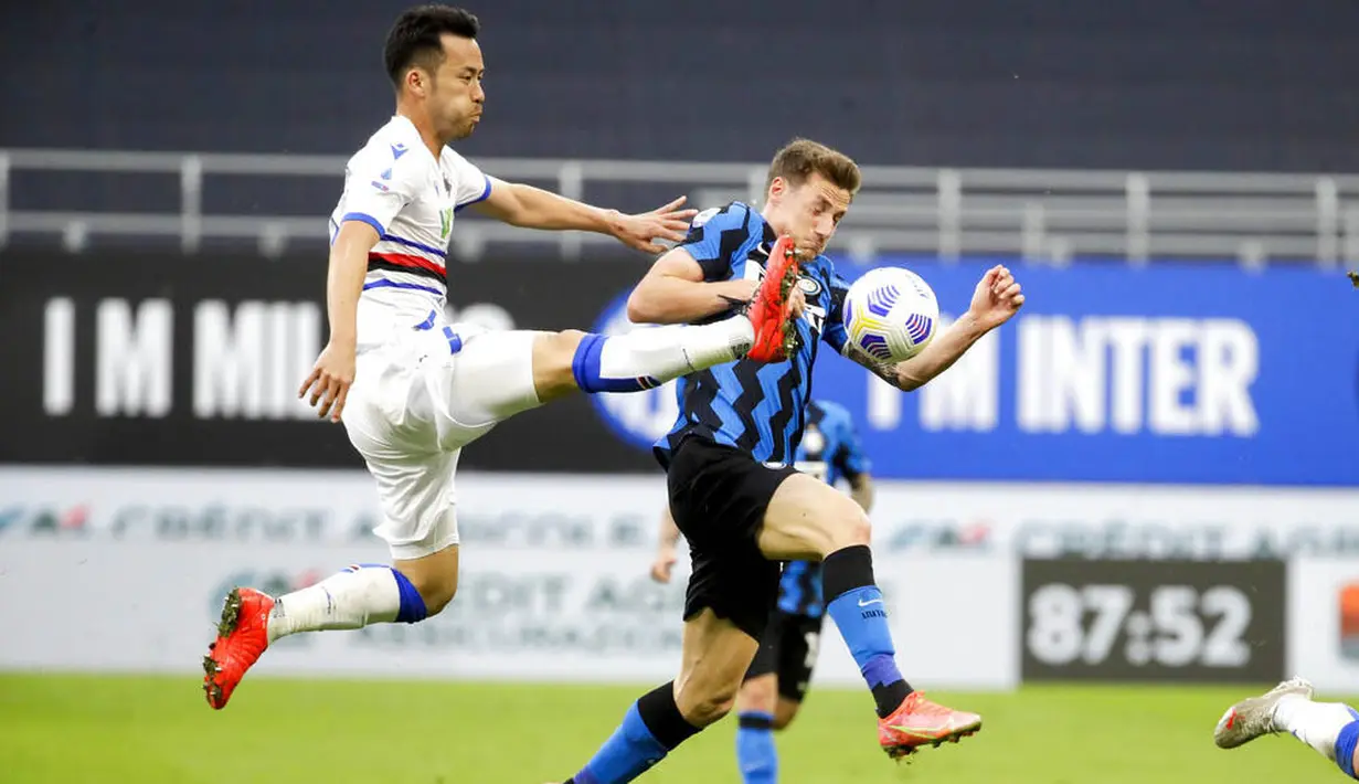 Pemain Inter Milan, Andrea Pinamonti, berebut bola dengan pemain Sampdoria, Maya Yoshida, pada laga Liga Italia di Stadion Giuseppe Meazza, Sabtu (8/5/2021). Inter Milan menang dengan skor 5-1. (AP/Luca Bruno)