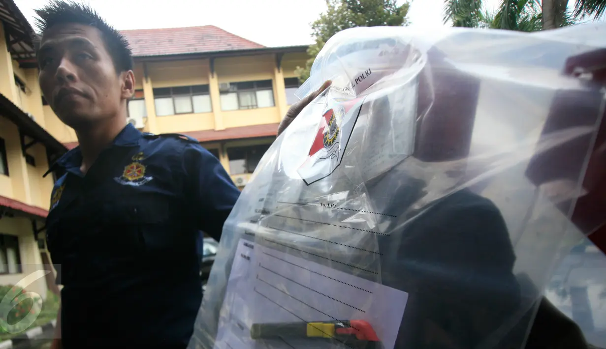 Petugas menunjukan barang bukti cuter saat rilis pengungkapan penyayatan di Mapolda DIY, Yogyakarta, (3/5/2016). Pelaku telah meresahkan masyarakat dengan meneror menggunakan benda tajam. (Boy Harjanto)