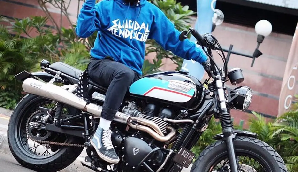 Meski tak membatasi aktivitas Desta, Natasha mengaku sempat beberapa kali dibuat kesal oleh suaminya tersebut. Ternyata Desta kerap meminta izin untuk membeli suku cadang Moge yang harganya lumayan cukup mahal. (Liputan6.com/IG/@desta80s)