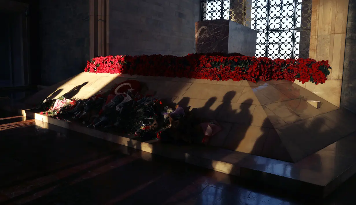 Bayangan orang-orang serta anyelir dan bunga yang mereka tempatkan di makam bapak pendiri Turki Mustafa Kemal Ataturk pada peringatan 84 tahun kematiannya di Ankara, Turki, 10 November 2022. Mustafa Kemal Ataturk yang lahir pada 19 Mei 1881 dan meninggal pada 10 November 1938 merupakan pendiri dan presiden pertama Republik Turki. (AP Photo/Burhan Ozbilici)