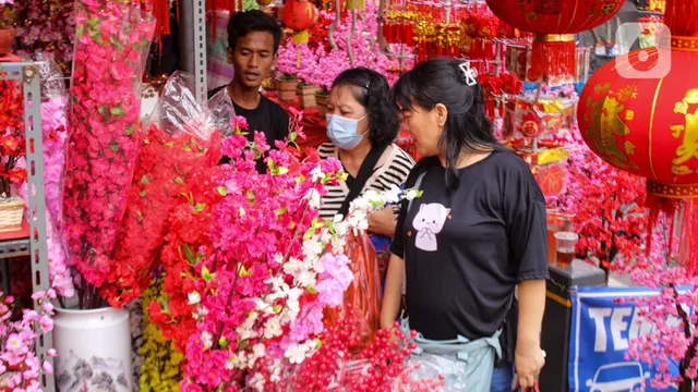Berburu Hiasan Khas Imlek 2025, Kawasan Pecinan Glodok Jakarta Ramai Dikunjungi