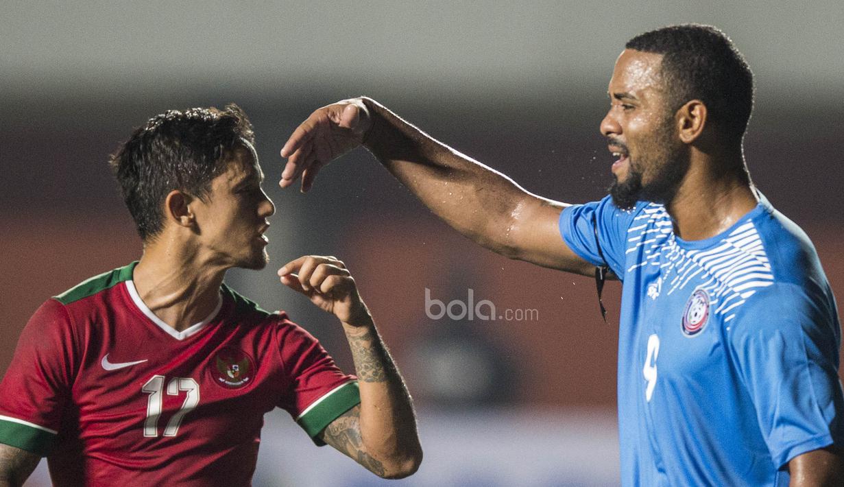 Striker Timnas Indonesia, Irfan Bachdim, bersitegang dengan striker Puerto Rico, Hector Ramos, saat laga persahabatan di Stadion Maguwoharjo, Sleman, Selasa (13/6/2017). Kedua negara bermain imbang 0-0.(Bola.com/Vitalis Yogi Trisna)