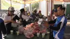 Daging kurban yang akan dinikmati warga Lombok Timur harus dibuang sebagian. Petugas kesehatan menemukan beberapa sapi ternyata mengandung caci pita di organ tubuh dalam.