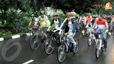 Jokowi dan Lorenzo tampak mengayuh sepeda menuju Balai Kota. Jokowi berencana mengajak Rossi dan Lorenzo (Liputan6.com/Andrian M Tunay) 