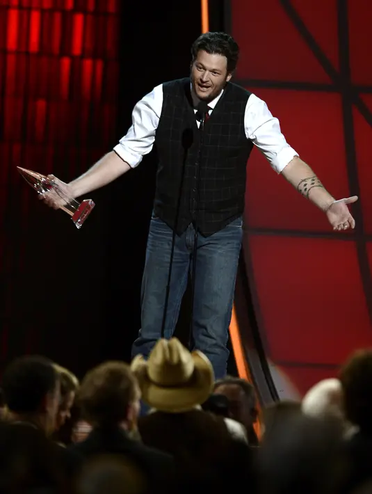 Seorang saksi mata melihat jika Blake Shelton menghampiri Gwen Stefani kemudian berbisik di telinganya. Blake juga memberikan kecupan kilat di pelipis penyanyi cantik tersebut. (Bintang/EPA)