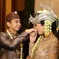 "Ada kejadian lucu saat di panggung setelah mereka foto bersama kedua saksi, Pak Agung Laksono dan Pak Mulyadi. Dia ikut turun dengan kedua saksi, sementara istrinya masih di belakang," kata Din Syamsuddin. (Nurwahyunan/Bintang.com)