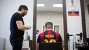 Seorang penata rambut, Mario Hvala membuat gambar wajah pemain Argentina, Lionel Messi di rambut bagian belakang pelanggannya di Serbia, 10 Juni 2018. Hvala memberikan biaya gratis dalam rangka merayakan Piala Dunia 2018. (AFP/VLADIMIR ZIVOJINOVIC)