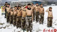 Sekelompok bocah laki-laki mendapat pelatihan ala militer di tengah cuaca dingin dan menggigit