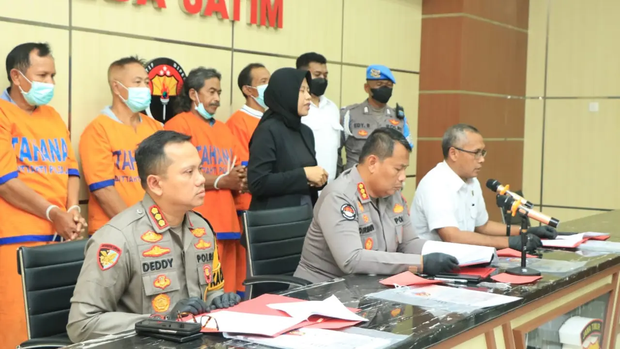 4 tersangka hoaks di Banyuwangi diamankan Polda Jatim. (Dian Kurniawan/Liputan6.com)
