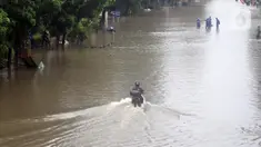 Pengendara memaksa melintasi Jalan Di Panjaitan dekat Halte Transjakarta Cawang Soetoyo, Jakarta, Rabu (1/1/2020). Hujan yang mengguyur Jakarta sejak Selasa sore (31/12/2019) mengakibatkan banjir di sejumlah titik di Jakarta. (Liputan6.com/Helmi Fithriansyah)