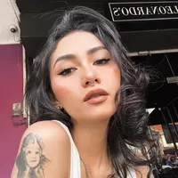 Tato jadi salah satu hal mencolok dari penampilan Beby Prisillia istri Onadio Leonardo. [Instagram @bebyleonardo]