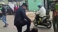 Tangkapan layar Wakil Ketua DPRD Depok, Tajudin Tabri saat memberikan hukuman push up kepada supir truk dikarenakan menabrak portal peringatan pipa gas di Jalan Raya Krukut, Kecamatan Limo, Kota Depok. (Istimewa)