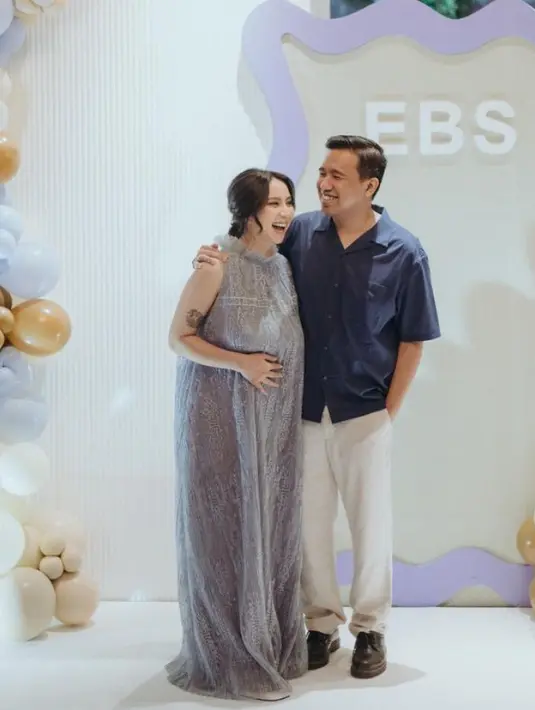 Clairine Clay juga baru saja mengadakan syukuran 7 bulanan kehamilannya pertamanya bersama Joshua. Ia tampil dengan dress sleeveless warna silver. [@clairineclay]