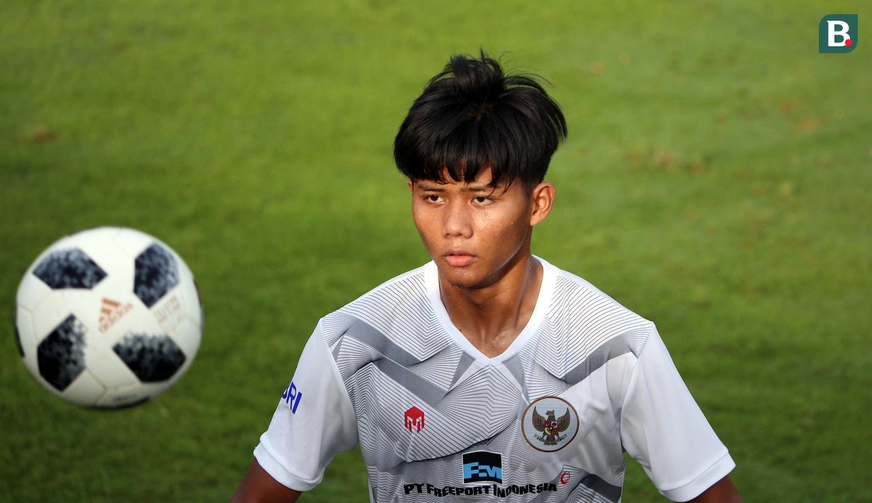 <p>Pemain Timnas Indonesia U-17, Arkhan Kaka, mengikuti&nbsp;sesi latihan di Lapangan ABC, Senayan, Jakarta, Sabtu (15/7/2023). Latihan tersebut digelar guna persiapan menghadapi Piala Dunia U-17 yang akan digelar 10 November hingga 2 Desember 2023 di Indonesia. (Bola.com/Ikhwan Yanuar)</p>