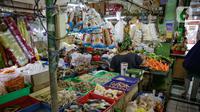 Aktivitas pedagang dan pembeli di Pasar Mede, Jakarta, Rabu (15/12/2021). Harga pangan yang naik antara lain semua jenis cabe, bawang-bawangan serta minyak goreng. (Liputan6.com/Faizal Fanani)