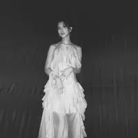 Namun, bukan hanya lantunan lagu yang membuat penonton terhanyut. Penampilan Sheila Dara di atas panggung juga mencuri perhatian. Ia tampil anggun dalam balutan gaun bertumpuk berlapis tipis yang jatuh dengan siluet eteris.