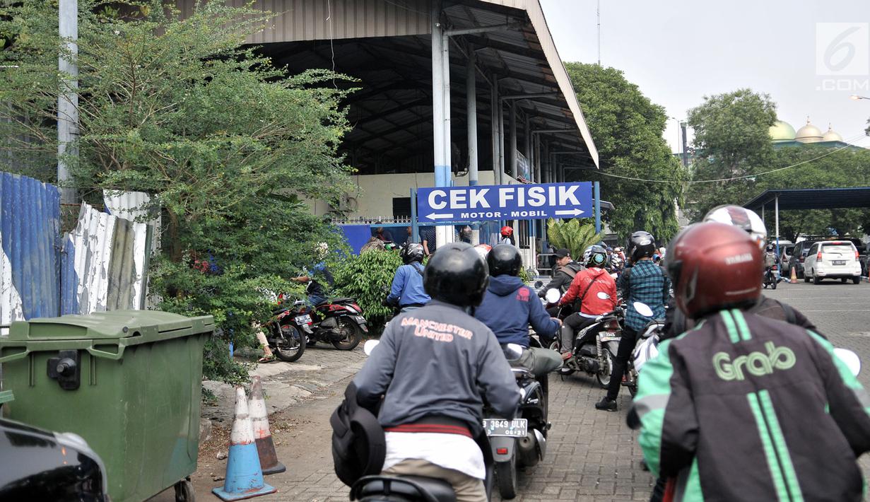 Wajib pajak mengantre saat akan mengecek fisik kendaraan bermotor di Samsat Jakarta Timur, Senin (2/7). Pemprov DKI menghapus denda Pajak Kendaraan Bermotor dalam rangka memperingati HUT ke-491 Jakarta. (Merdeka.com/Iqbal S Nugroho)