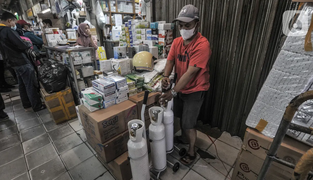 Pedagang merapikan tabung oksigen ukuran 1 kubik yang sudah dipesan pembeli di Pasar Pramuka, Jakarta, Kamis (24/6/2021). Salah seorang pedagang, Jahendri (45) mengungkapkan ketersediaan tabung oksigen di Pasar Pramuka mengalami kelangkaan bahkan hampir kosong. (merdeka.com/Iqbal S. Nugroho)