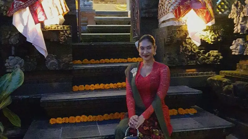 FOTO: Cantik dan Anggunnya Happy Salma dalam Balutan Kebaya