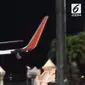 Sayap lion air tabrak tiang (foto: capture KLY.TV)