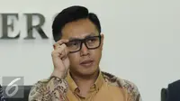 Anggota DPR Eko Hendro Purnomo saat memberikan keterangan pers terkait pemberitaan tidak benar terhadap dirinya di gedung Dewan Pres, Jakarta, Rabu (21/12). Kedatangan Eko untuk menerima hasil penyelidikan dewan pers. (Liputan6.com/Herman Zakharia)