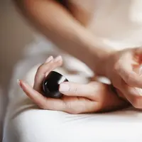 Pelajari cara mudah merawat parfum agar tetap awet, tidak cepat rusak, dan aromanya selalu segar. (Foto: Diller/Freepik)