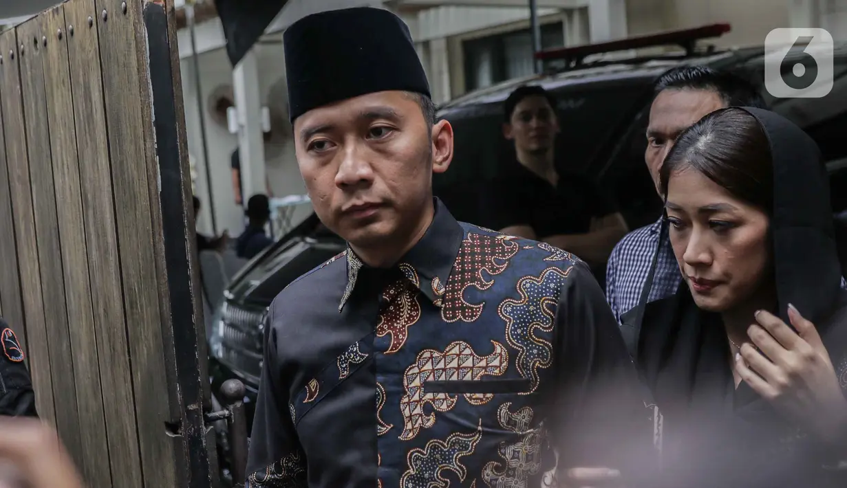 Politis Partai Demokrat Edhie Baskoro Yudhoyono dan istri Aliya Rajasa usai melayat ke rumah duka almarhum Ashraf Sinclair di Pejaten Barat IV, Jakarta, Selasa (18/2/2020). Suami Bunga Citra Lestari, Ashraf Sinclair wafat di usia 40 tahun. (Liputan6.com/Faizal Fanani)