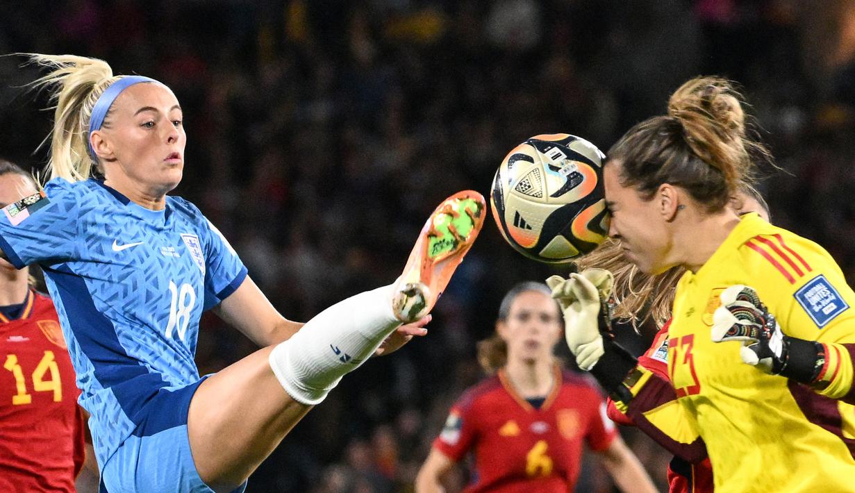 Pemain Timnas Inggris, Chloe Kelly (kiri), berusaha merebut bola dari tandukan kiper Timnas Spanyol, Catalina Coll (kanan), dalam pertandingan final Piala Dunia Wanita 2023 yang berlangsung di Stadium Australia, Sydney, Minggu (20/8/2023). (AFP/William West)