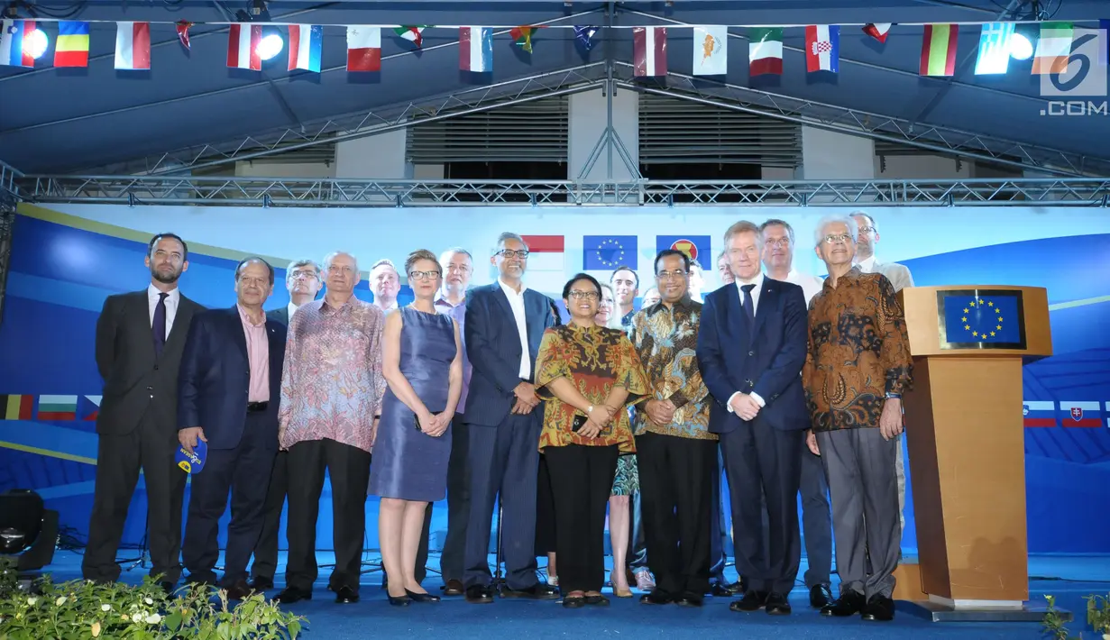Menteri Luar Negeri Retno Marsudi (keenam kiri) bersama Menteri Perhubungan, Budi Karya Sumadi berfoto bersama perwakilan Duta Besar negara Uni Eropa saat perayaan Europe Day 2018 di Jakarta, Rabu (9/5). (Liputan6.com/Helmi Fithriansyah)