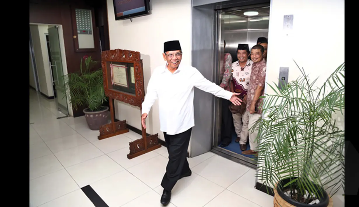Dihadapan  K.H. Hasyim Muzadi, para aktivis meminta agar Wantimpres memberikan rekomendasi kepada Presiden Joko Widodo untuk tidak melantik calon Kapolri Komjen Pol. Budi Gunawan, Gedung Wantimpres, Jakarta, (30/1/2015). (Liputan6.com/Faizal Fanani)