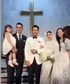 Asmirandah hadir bersama keluarga kecilnya menghadiri pemberkatan Jessica Mila dan Yakup Hasibuan. Saat hadir, ia pun penuh haru melihat prosesi pernikahan tersebut. Credit: Instagram (@asmirandah89)