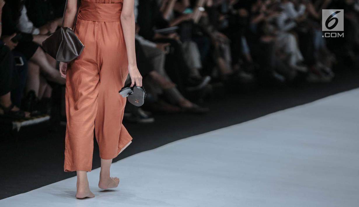 Model berjalan di catwalk mengenakan busana persembahan "COTTONINK" pada Jakarta Fashion Week 2019 di Senayan City, Rabu (24/10/2018). Pada peragaan busana itu "COTTONINK" mempersembahkan sejumlah rancangan dari beberapa artis (Liputan6.com/Faizal Fanani)