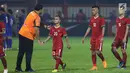 Pemain Timnas Indonesia U-23 menyalami pelatih Thailand U-23, Worrawoot Srimaka usai laga persahabatan di Stadion PTIK, Jakarta, Kamis (31/5). Indonesia U-23 kalah 1-2. (Liputan6.com/Helmi Fithriansyah)